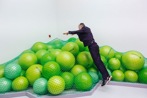 Stiftung Kunsthalle Tübingen, KHT Oberbürgermeister ineragiert mit Installation Schöner Wohnen 2025 @Anette Cardinale
