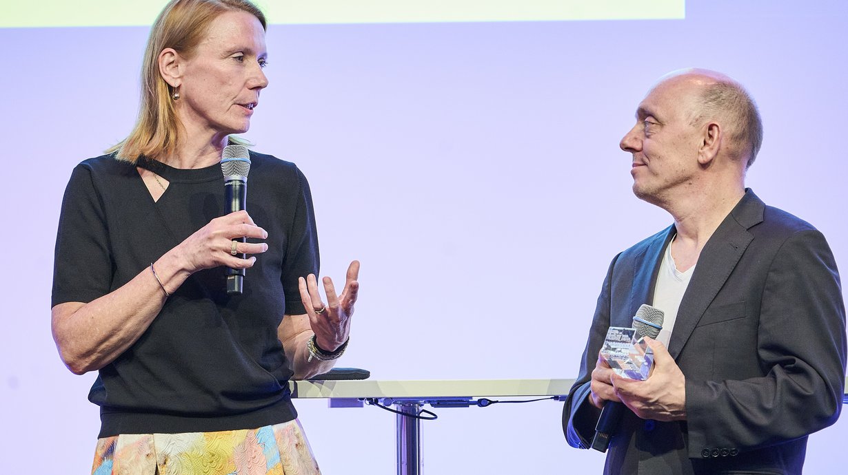 Sonderpreisträger Bernhard Hoëcker mit Vorständin Astrid Kießling-Taşkın @ Agentur EVENTPRESS Sascha Radke & Harald Fuhr OHG
