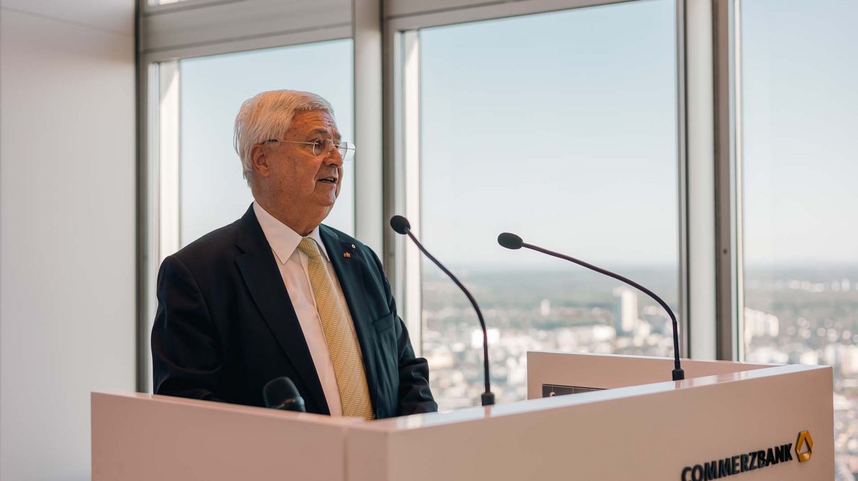 Begrüßung Stiftungsratsvorsitzender Klaus-Peter Müller @Commerzbank-Stiftung, Fotograf: Mirco Lilge