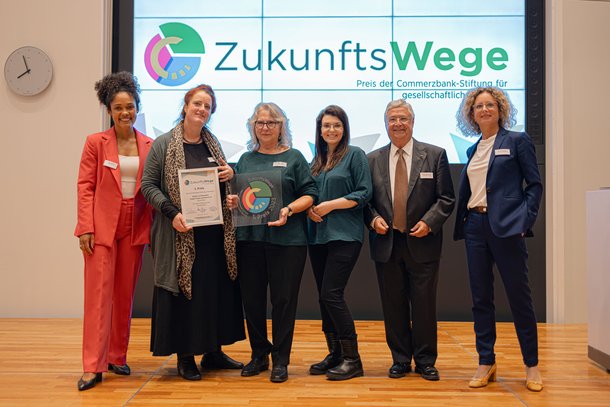 v. L.: Totinia Hörner, Moderatorin, Atelier La Silhouette Junge Frauen und Beruf e.V., München, Natalya Nepomnyashcha, Vorsitz Fachjury ZukunftsWege, Klaus-Peter Müller, Stiftungsratsvorsitzender d. Commerzbank-Stiftung, Heike Heuberger, Vorstand Commerzbank-Stiftung @Commerzbank-Stiftung