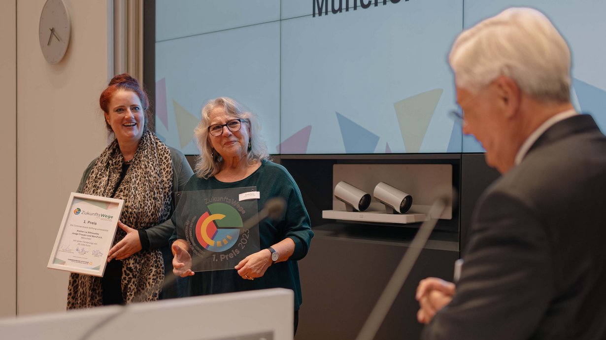 1. Preis an Atelier La Silhouette Junge Frauen und Beruf e.V., München, Klaus-Peter Müller, Stiftungsratsvorsitzender d. Commerzbank-Stiftung @Commerzbank-Stiftung