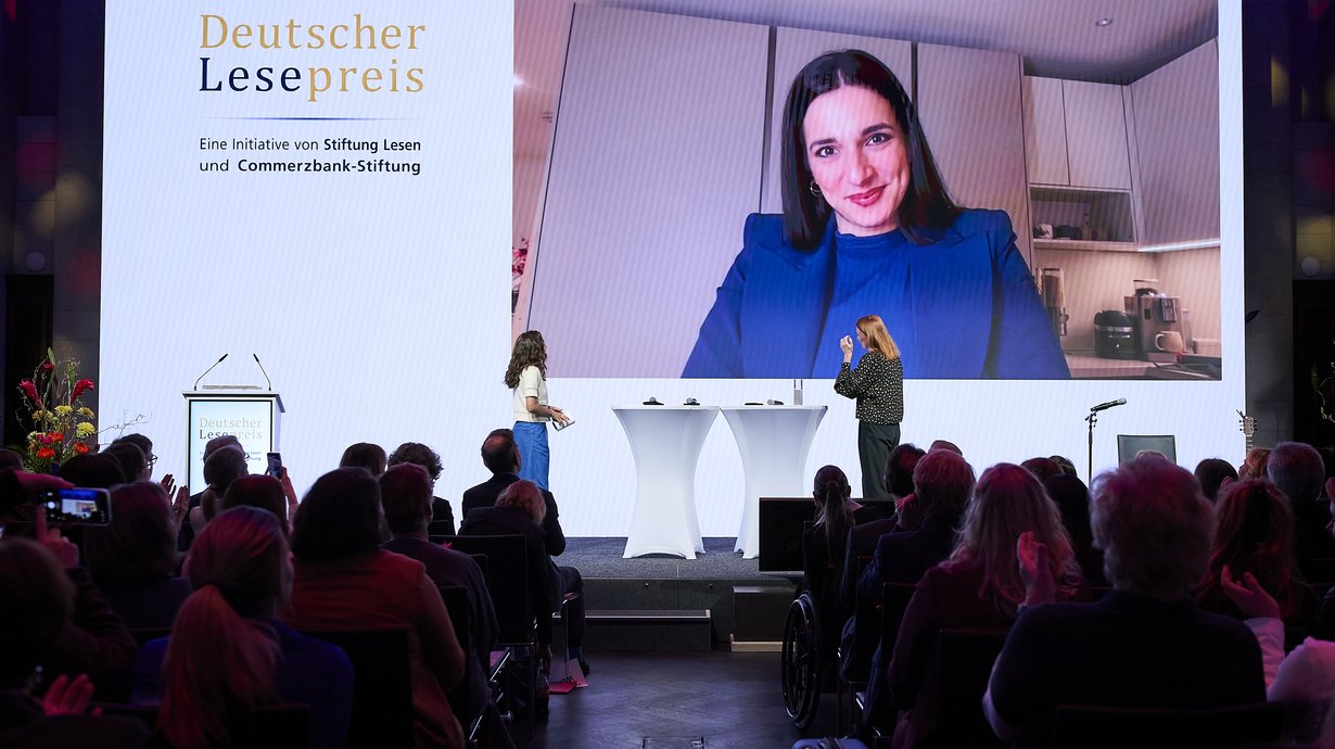 Sonderpreisträger SallysWelt mit Vorständin Astrid Kießling-Taşkın @Sascha Radke & Stiftung Lesen