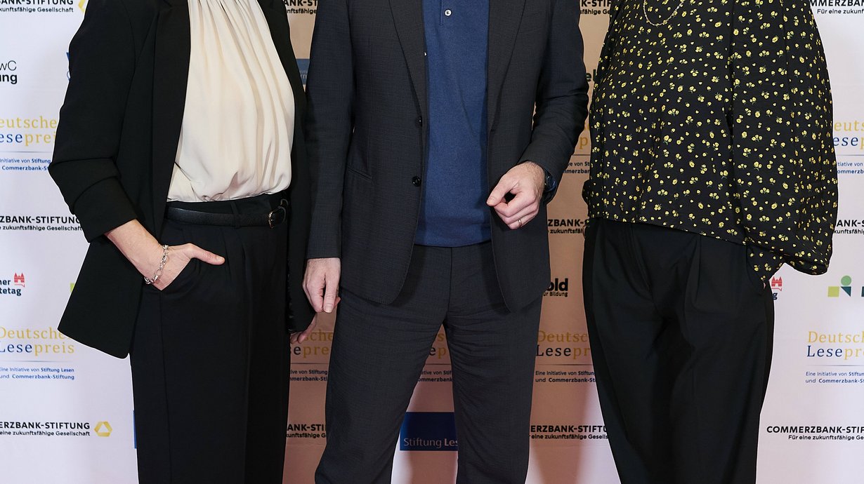 Sabine Uehlein Geschäftsführerin Programme Stiftung Lesen, Dr. Konrad Schmidt-Werthern, Leitender Beamter bei dem Beauftragten der Bundesregierung für Kultur und Medien, Astrid Kießling-Taşkin, Vorständin Commerzbank-Stiftung, Deutscher Lesepreis 2026 @Sascha Radke & Stiftung Lesen