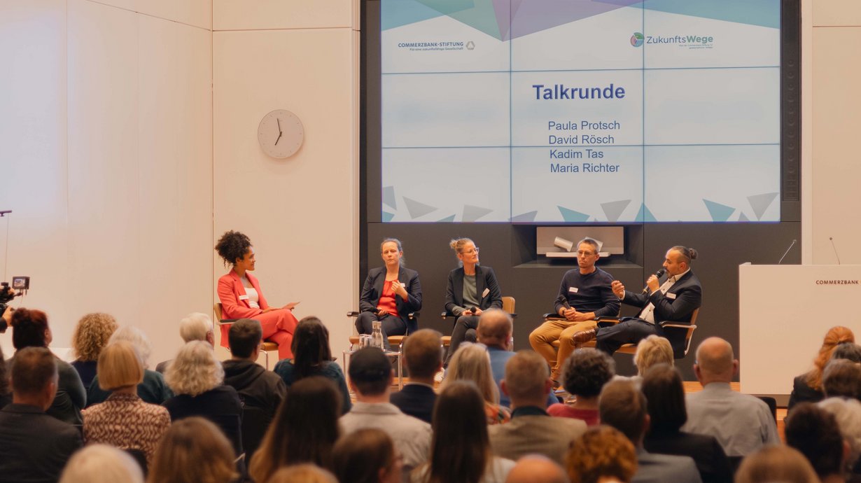 Talkrunde - v. L.: Totinia Hörner, Moderation / Jurymitglieder ZukunftsWege: Prof. Dr. Paula Protsch, Dr. Maria Richter, David Rösch, Kadim Tas