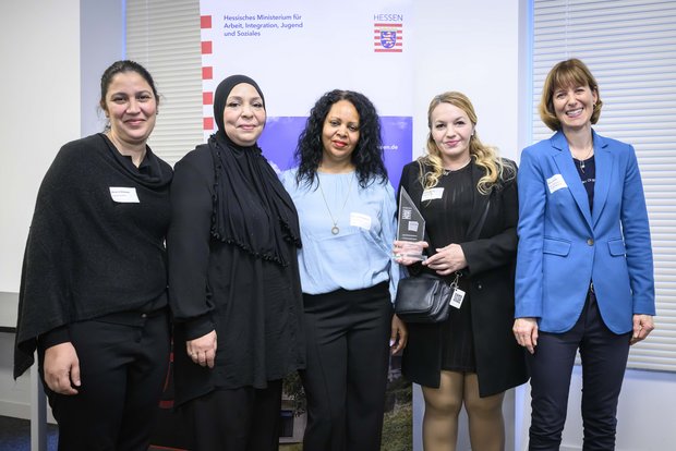 Stadtteilflüsterinnen bei ihrer Auszeichnung mit Sozialministerin Hofmann ©HMSI