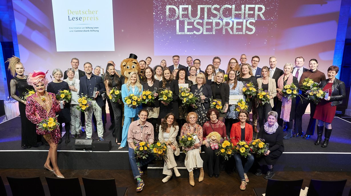 Gruppenfoto aller Preisträger*innen des Deutschen Lesepreis  @ Agentur EVENTPRESS Sascha Radke & Harald Fuhr OHG