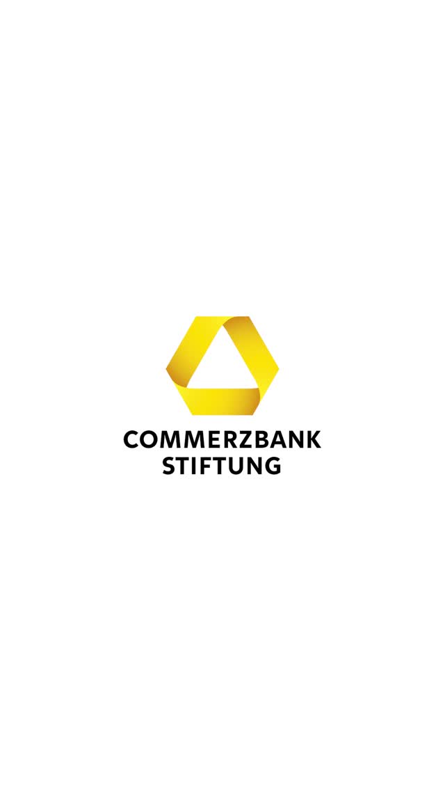 2025 - so viele Begegnungen, Projekte und gemeinsame Abenteuer. Das Jahr hat uns einmal mehr gezeigt, wie viel Kraft in gesellschaftlichem Engagement und gemeinschaftlicher Zusammenarbeit steckt💛.<br />
<br />
Ein besonderes Highlight: unsere Preisverleihung ZukunftsWege mit so großartigen Preisträgern aus ganz Deutschland. Und auch der Deutsche Lesepreis in Berlin oder die Stiftungsallianz Bahnhofsviertel in Frankfurt haben uns unzählige Eindrücke und bewegende Momente beschert. Was für ein Glück, mit so wunderbaren Partnern aus der Kultur, dem sozialen Bereich oder der Wissenschaft zu arbeiten🙌. Danke! <br />
<br />
Und dann war da noch ein kleines, ganz besonderes Finale😉: Conny, unser neuer Stiftungsavatar. Mit ihr starten wir voller Ideen und Neugier ins Jahr 2026 und freuen uns darauf, euch hier mitzunehmen.<br />
<br />
Unser filmischer Jahresrückblick 🎥 zeigt natürlich längst nicht alle Partnerschaften, Themen und Förderprojekte. Wir hoffen dennoch, dass er euch einen kleinen Einblick in unsere Arbeit vermittelt. Für mehr geht einfach auf unsere Website. (Link in der Bio)<br />
<br />
#CommerzbankStiftung #ZukunftsWege #Famos #Jahresrückblick #Fördern #Teilhabeschafftzukunft #Soziales #KI #Frankfurt #Stiftung