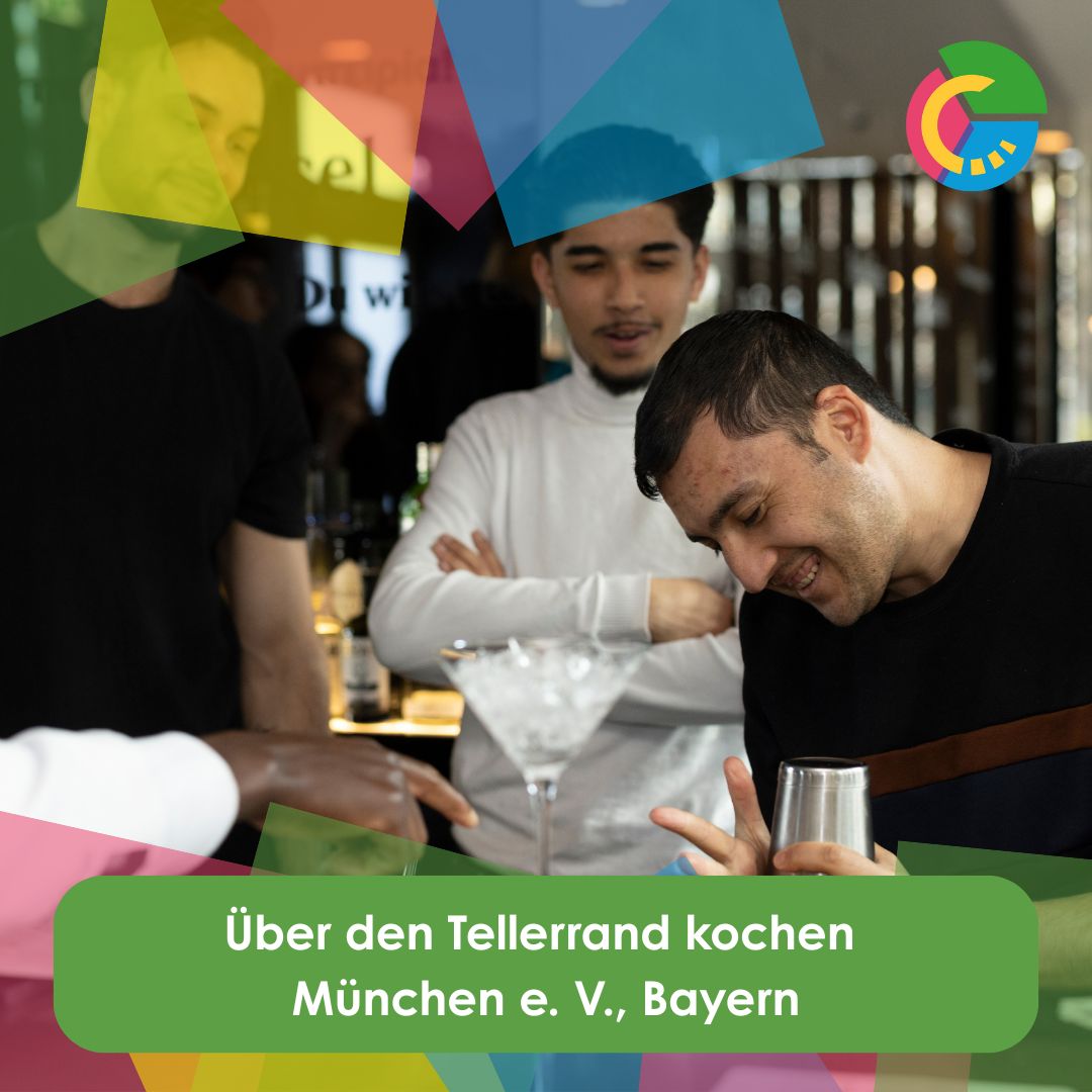 Heute präsentieren wir Euch auf dem Servierteller den Verein "Über den Tellerrand kochen" aus München. Er bereitet junge Erwachsene mit Flucht- oder Migrationserfahrungen auf Berufe im Gastgewerbe vor und ermöglicht ihnen so den Einstieg in den ersten Arbeitsmarkt. 👩‍🍳<br />
<br />
Die Gastro-Akademie des Vereins umfasst sowohl theoretische als auch praktische Trainings, ergänzt durch eine kontinuierliche sozialpädagogische Unterstützung. Unter Anleitung von Profis aus dem Gastgewerbe wurden bereits über 200 junge Erwachsene geschult und über die Hälfte davon auch erfolgreich in den ersten Arbeitsmarkt vermittelt. 💪<br />
<br />
Super finden wir, dass der Verein großen Wert auf das soziale Umfeld der Teilnehmenden legt. 👍Organisierte Kochtreffs und in die Kurseinheiten integrierte Rollenspiele stärken die Netzwerke der Teilnehmenden.🧑‍🤝‍🧑<br />
<br />
Dank dieses ganzheitlichen Ansatzes hat es "Über den Tellerrand kochen" auf die Shortlist 2025 unsres Preises #ZukunftsWege geschafft. 🏆💛<br />
<br />
Mehr dazu ➡️ https://ueberdentellerrand.org/satelliten/muenchen/<br />
<br />
Foto: ©Über den Tellerrand kochen München e. V.<br />
<br />
#CommerzbankStiftung #Teilhabe #Transformation #FördernschafftZukunft #Commerzbank #Sozial