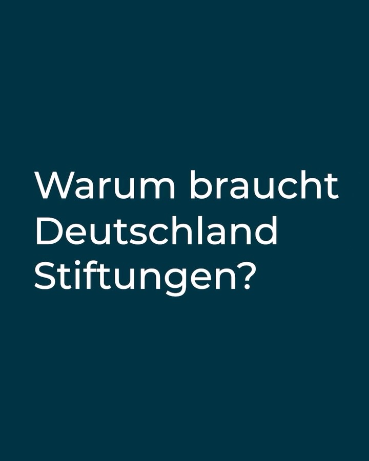 Zum #TagderStiftungen fragen wir einfach mal: Wofür braucht es eigentlich Stiftungen?🤔 Was meint ihr? <br />
<br />
Diese Frage haben wir auch unserer Vorständin Birgit Neff gestellt. Ihre Antwort: Für eine lebendige Gesellschaft, die Chancen eröffnet. 💛<br />
<br />
Genau dazu möchten auch wir als Commerzbank-Stiftung beitragen. In den Bereichen Soziales, Wissenschaft und Kultur fördern wir Projekte und Ideen, die Teilhabe ermöglichen, neue Perspektiven eröffnen und langfristig etwas bewegen. ✨<br />
<br />
Denn Stiftungsarbeit bedeutet für uns nicht nur zu fördern, sondern gemeinsam mit unseren Partnern gesellschaftliche Entwicklungen mitzugestalten.<br />
<br />
Der heutige #TagderStiftungen ist für uns deshalb auch ein schöner Anlass, Danke zu sagen – an all diejenigen, die mit ihren Ideen, ihrem Engagement und ihrer Arbeit gesellschaftliche Veränderungen möglich machen. 🤝<br />
<br />
Mehr zu unseren Förderprojekten findet ihr auf unserer Webseite unter "Förderung" ➡️ Für eine zukunftsfähige Gesellschaft | Commerzbank Stiftung<br />
<br />
#CommerzbankStiftung #Teilhabe #Transformation #FördernschafftZukunft #Commerzbank