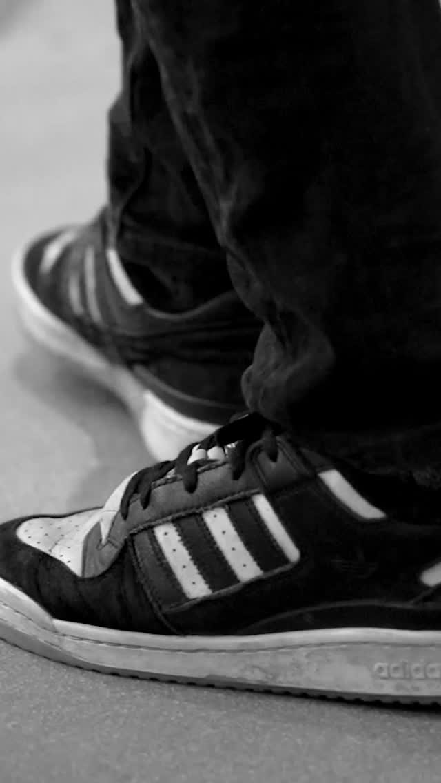 ✨Theater, das berührt und Gespräche öffnet.🎭<br />
<br />
Mit "All das Schöne" rückt das Junge Theater Rosenheim ein Thema in den Fokus, das uns alle angeht: psychische Gesundheit. <br />
Depressionen können jede und jeden treffen. Umso wichtiger ist es, darüber zu sprechen und Räume für Austausch zu schaffen. 💛<br />
<br />
Die Commerzbank-Stiftung unterstützt dieses Projekt, weil Kunst Mut macht, verbindet und schwierige Themen sichtbar werden lässt.🌟<br />
<br />
👉Den ganzen Teaser findet ihr bei @jungestheaterrosenheim<br />
<br />
#CommerzbankStiftung #JungesTheaterRosenheim #AlldasSchöne #PsychischeGesundheit #TheaterWirkt #KunstBewegt