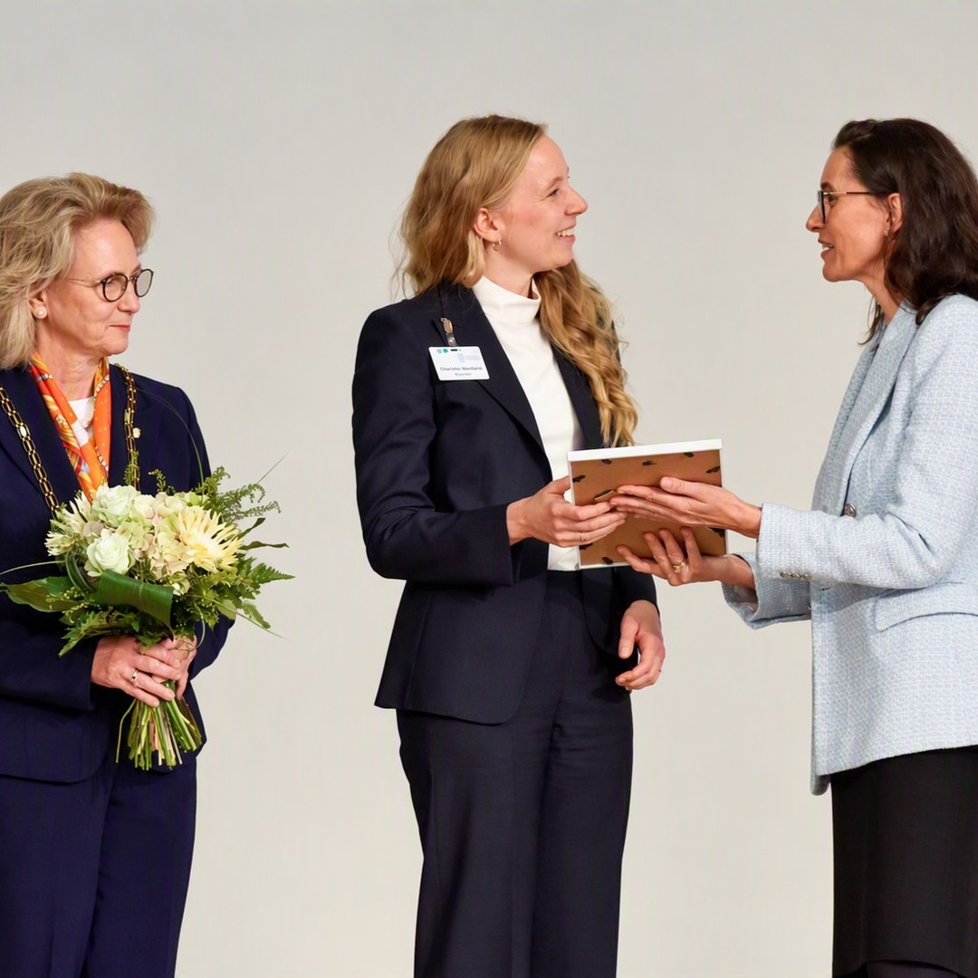 Ausgezeichnet für Forschung, die unsere Gesellschaft bewegt.🏆<br />
<br />
Wir ehren Dr. Charlotte Wendland mit dem ZukunftsWissen-Preis 2026!🏅<br />
<br />
Die Rechtswissenschaftlerin beschäftigt sich mit der Balance zwischen Freiheit und Schutz im Privatrecht. Im Mittelpunkt ihrer Forschung stehen moderne Partnerschaften und Familien, Familiengründung und Erbschaft sowie die Frage, wie das Recht in unterschiedlichen Lebensrealitäten – auch über Ländergrenzen hinweg – gelebt werden kann. 🌍🤝<br />
<br />
Mit ihrer herausragenden wissenschaftlichen Arbeit konnte sie in einem anspruchsvollen Auswahlprozess unserer Fachjury überzeugen und erhielt nun im Rahmen der Jahresversammlung der Leopoldina in Halle (Saale) den ZukunftsWissen-Preis 2026. ✨<br />
<br />
Der mit 50.000 Euro dotierte Award wird gemeinsam von der Commerzbank-Stiftung und der Leopoldina vergeben und zeichnet junge Wissenschaftler*innen aus, die mit ihrer Forschung wesentliche Fragen unserer Zukunft in den Blick nehmen. 🔬💡<br />
<br />
Wir gratulieren Dr. Charlotte Wendland von Herzen zu dieser Auszeichnung und freuen uns sehr, diesen besonderen Moment mit ihr zu feiern! 💛💐<br />
<br />
Foto/Zoom: v.l.n.r. Prof. Dr. Bettina Rockenbach (Präsidentin der Nationalen Akademie der Wissenschaften Leopoldina), Dr. Charlotte Wendland, Birgit Neff (Vorständin der Commerzbank-Stiftung) - Copyright: Markus Scholz / Leopoldina<br />
<br />
#ZukunftsWissen #WissenschafftZukunft #CommerzbankStiftung #Leopoldina #Wissenschaft #Rechtswissenschaft #Forschung