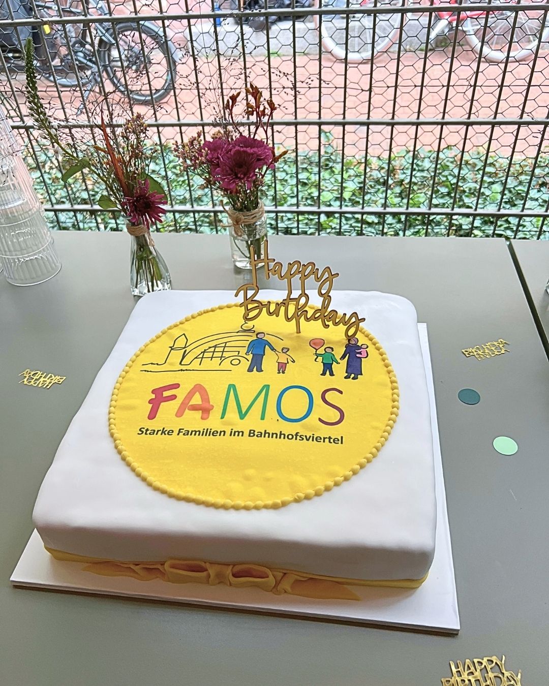 FAMOS im Frankfurter Bahnhofsviertel! 🎉💛<br />
<br />
Gestern gab es einen ganz besonderen Grund zum Feiern: FAMOS ist ein Jahr alt geworden! 🥳<br />
<br />
Gemeinsam haben wir auf das erste Jahr zurückgeblickt und nach vorne geschaut, miteinander diskutiert, Musik gehört, viele Gespräche geführt – und natürlich durfte auch die Geburtstagstorte nicht fehlen. 🎂✨<br />
<br />
Seit einem Jahr ist FAMOS ein Ort für Kinder und Familien im Frankfurter Bahnhofsviertel. 💛 <br />
Hier geht es um Begegnung und Gemeinschaft, aber auch ganz konkret um Bildung, Teilhabe und Unterstützung im Alltag. Mit offenen Angeboten und viel Vernetzung im Quartier schafft FAMOS Raum für Austausch, Beratung und neue Perspektiven.<br />
<br />
Was in diesem Jahr entstanden ist, brachte unsere Vorständin Astrid Kießling-Taskin bei der Feier auf den Punkt:<br />
<br />
💬 "FAMOS ist zu einem lebendigen Treffpunkt geworden – und gleichzeitig zu einem klaren Signal: Familien im Bahnhofsviertel sind da, sie gehören zur Stadt, und sie brauchen Orte wie diesen. Familien schaffen Zukunft!"<br />
<br />
Hinter FAMOS steht dabei auch eine besondere Zusammenarbeit von Stiftungen, Stadt und sozialen Träger, so Astrid weiter:<br />
<br />
💬 "Diese Partnerschaften – diese ganz besondere Trias aus Stiftungen / Stadt / sozialem Träger – haben dazu beigetragen, dass FAMOS und die Stiftungsallianz auch in der Stadtpolitik wahrgenommen werden, als Impulsgeber dafür, das Bahnhofsviertel nicht nur über seine Herausforderungen zu definieren, sondern über seine Chancen, über die Menschen, die hier leben."<br />
<br />
Umso schöner war es, diesen ersten Geburtstag gemeinsam mit vielen Wegbegleiter und Gästen zu feiern.🤗<br />
<br />
Happy Birthday, FAMOS! 🥳 Wir freuen uns auf viele weitere Begegnungen, Ideen und gemeinsame Momente im Bahnhofsviertel.💛 #Bahnhofsviertel #Frankfurt #familienstärken #Teilhabe #commerzbankstiftung