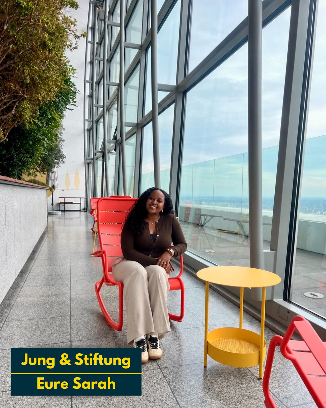 Und schon heißt es Abschied nehmen! 👋💛<br />
<br />
Nach sechs abwechslungsreichen Monaten endet meine Zeit als Werkstudentin bei der Commerzbank-Stiftung.<br />
<br />
In dieser Zeit durfte ich viele spannende Projekte begleiten, kreative Ideen einbringen und vor allem Menschen kennenlernen, die sich mit viel Herzblut für gesellschaftliche Teilhabe engagieren.<br />
<br />
Besonders schön war es, einen Einblick in die vielfältige Stiftungsarbeit zu bekommen und diese auch selbst ein Stück weit mitgestalten zu dürfen.<br />
<br />
Besonders dankbar bin ich für das tolle Team, das mich von Anfang an so herzlich aufgenommen und eingebunden hat. Vielen Dank für das Vertrauen, die Unterstützung und die schöne gemeinsame Zeit!💛<br />
<br />
Alles Liebe<br />
Eure Sarah<br />
<br />
#Commerzbankstiftung #Teilhabe #Stiftungsarbeit #FördernschafftZukunft #jungundstiftung